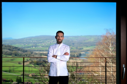 Le chef Michaël Arnoult du restaurant Les Morainières à Jongieux le 20 mars 2026 - OLIVIER CHASSIGNOLE (AFP)