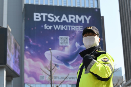Un policier en faction sur la place de Séoul devant accueillir le concert de BTS, le 21 mars 2026 - Jung Yeon-je (AFP)