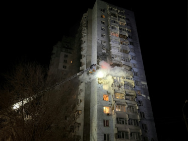 Des pompiers éteignent un incendie dans un immeuble résidentiel après une frappe russe sur Zaporijjia, dans le sud de l'Ukraine, le 24 mars 2026 - Darya NAZAROVA (AFP)