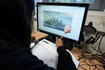 Une élève réalise un exercice lors d'un cours d'intelligence artificielle (IA) au collège Jean Mace à Mulhouse, le 26 mars 2026 dans le Haut-Rhin use. - SEBASTIEN BOZON (AFP)