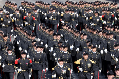 Des élèves de l'École Polytechnique défilent lors du défilé militaire du 14 juillet sur l'avenue des Champs-Élysées à Paris, le 14 juillet 2022 - Ludovic MARIN (AFP)