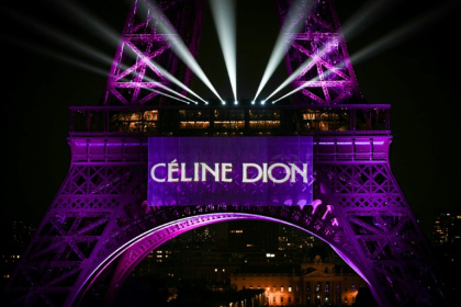La tour Eiffel illuminée à Paris pour le 58e anniversaire de la chanteuse Céline Dion, le 30 mars 2026 à Paris - Anna KURTH (AFP)