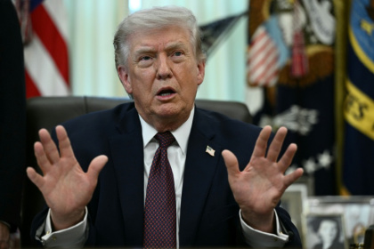 Donald Trump répond à des journalistes après avoir signé une circulaire dans le Bureau ovale de la Maison Blanche, le 31 mars 2026 à Washington - ATTA KENARE (AFP)