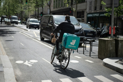 Un livreur à vélo pour Deliveroo dans une rue à Paris, le 20 avril 2022 - - (AFP)