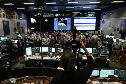 Le personnel de la Nasa pose pour une photo de groupe au centre de contrôle du centre spatial Johnson à Houston, Etats-Unis, le 6 avril 2026 - RONALDO SCHEMIDT (AFP)