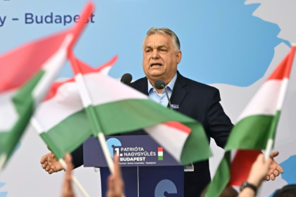 Le Premier ministre hongrois Viktor Orban s'adresse à la foule lors d'un meeting de campagne à Budapest, le 23 mars 2026, avant les élections législatives du 12 avril 2026 - ATTILA KISBENEDEK (AFP)