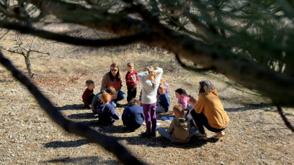 La classe dehors pour les élèves de maternelle et CP de l'école publique de Séderon, dans la Drôme, le 13 mars 2026 - Guillaume BONNET (AFP)