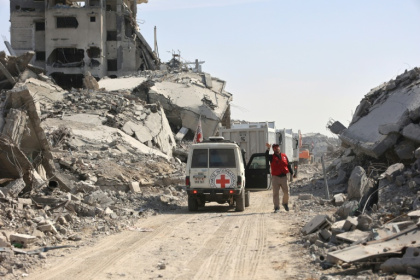 Un membre de la Croix Rouge parmi les décombres à Gaza, le 2 novembre 2025 - Omar AL-QATTAA (AFP)