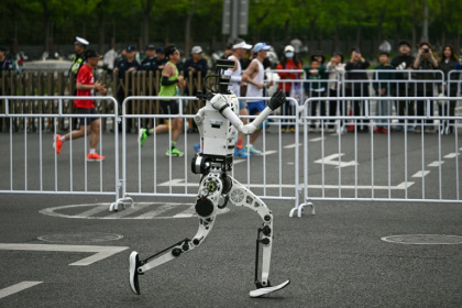Un robot humanoïde lors du semi-marathon de Yizhuang, dans la banlieue de Pékin, le 19 avril 2026 - Pedro PARDO (AFP)