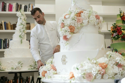 Le chef pâtissier français Bastien Blanc-Tailleur décore un gâteau de mariage dans son atelier de Saint-Rémy-lès-Chevreuse, dans les Yvelines, le 10 avril 2026 - Thomas SAMSON (AFP)