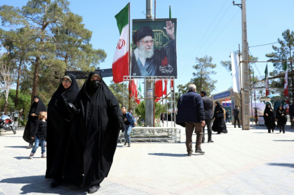Des Iraniens passent devant un portrait du défunt guide suprême Ali Khamenei dans un cimetière du sud de Téhéran, le 23 avril 2026 - - (AFP)