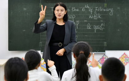 Une professeure d'anglais dans une école d'un village de Boukara, dans le nord-ouest du Kirghizstan, le 6 février 2026 - Vyacheslav OSELEDKO (AFP)