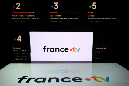Logo du groupe France Télévisions et panel de ses chaînes, le 12 mars 2025 à Toulouse - GEOFFROY VAN DER HASSELT (AFP)