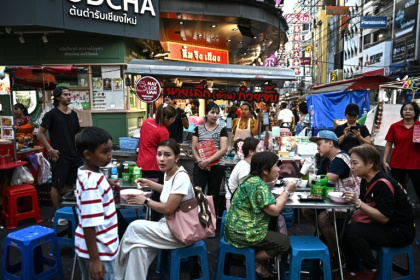 Des clients attablés dans un restaurant de rue, le 29 avril 2026 à Bangkok - Lillian SUWANRUMPHA (AFP)