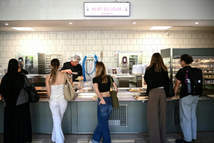 Des étudiants dans un restaurant universitaire du Crous à Talence, le 24 avril 2026 en Gironde - Christophe ARCHAMBAULT (AFP)