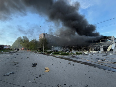 De la fumée s'échappe d'un bâtiment endommagé par une attaque aérienne russe à Zaporijjia, le 5 mai 2026 en Ukraine - Darya NAZAROVA (AFP)