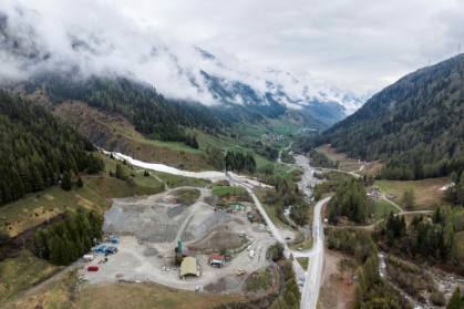 Vue aérienne de l'entrée du tunnel menant au BedrettoLab, un centre de recherche souterrain unique, situé à 1 500 mètres sous les Alpes suisses, dans un tunnel de 5,2 km près de Bedretto, le 29 avril 2026 en Suisse - Ennio LEANZA (AFP)