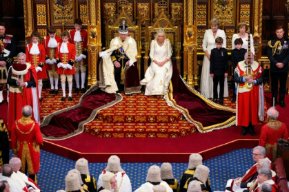 Le roi Charles III et la reine Camilla sont assis dans la salle de la Chambre des lords, au Parlement, à Londres, le 7 novembre 2023 - Kirsty Wigglesworth (AFP)