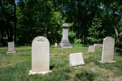 Des pierres tombales au cimetière Mount Zion/cimetière de la Female Union Band Society dans le quartier de Georgetown à Washington, le 10 mai 2026 - Mandel NGAN (AFP)