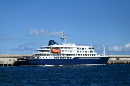 Le navire de croisière MV Hondius, touché par un foyer d'hantavirus, est amarré dans le port de Granadilla de Abona, sur l'île de Ténérife, dans les îles Canaries (Espagne), le 11 mai 2026 - JORGE GUERRERO (AFP)
