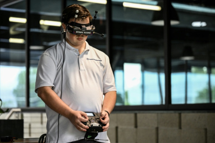 Un pilote manœuvre un drone lors d'une démonstration de neutralisation d'un tireur dans une école, au siège de la start-up Campus Guardian Angel, le 8 mai 2026, à Austin, au Texas - RONALDO SCHEMIDT (AFP)