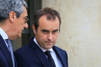 Le ministre du Commerce, Serge Papin et le Premier ministre, Sébastien Lecornu, au palais de l'Élysée à Paris le 20 mai 2026 - Ludovic MARIN (AFP)