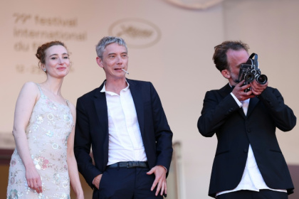Sandrine Blancke, Swann Arlaud et Emmanuel Marre après la projection de "Notre salut" à Cannes le 20 mai 2026 - Sameer AL-DOUMY (AFP)