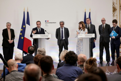 Le Premier ministre Sébastien Lecornu, entouré de plusieurs de ses ministres, lors d'une conférence de presse, le 21 mai 2026 à Paris - STEPHANE DE SAKUTIN (AFP)