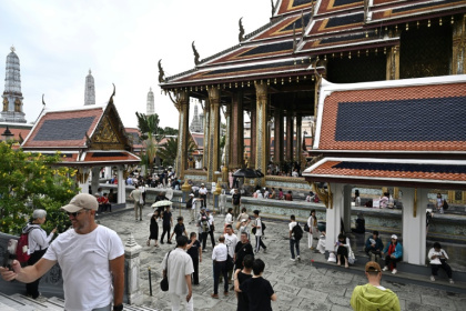 Des touristes visitent le Grand palais de Bangkok, le 20 mai 2026 - Lillian SUWANRUMPHA (AFP)