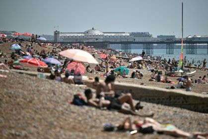 La plage de Brighton dans le sud de l'Angleterre pendant une vague de chaleur le 25 mai 2026 - Sabrina BLANCHARD, Sylvie HUSSON (AFP)