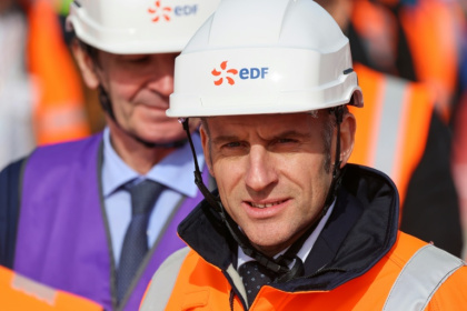 Emmanuel Macron, équipé d'un casque de sécurité EDF, lors de la visite d'un chantier de construction de réacteur nucléaire EPR2 à Penly (Seine Maritime) le 12 mars 2026 - Ludovic MARIN (AFP)