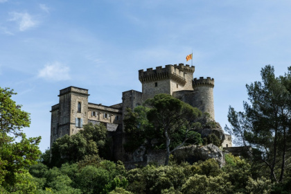 Le château de La Barben, qui abrite le parc à thème "Rocher Mistral", dédié à l'histoire et aux traditions provençales, le 28 avril 2026 à La Barben, dans les Bouches-du-Rhône - Thibaud MORITZ (AFP)