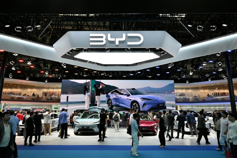 Au ralenti, les usines automobiles allemandes songent aux constructeurs chinois et l'armement