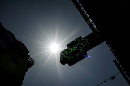 Le thermomètre d'une pharmacie affiche 38 degrés Celsius, à Lyon le 26 mai 2026 - Nicolas TUCAT (AFP)
