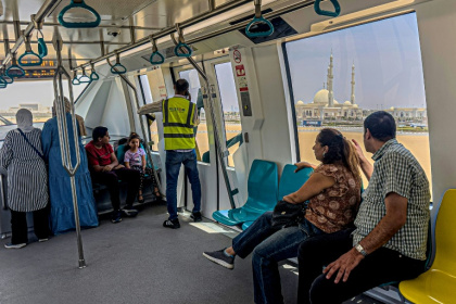 Des passagers à bord du monorail récemment inauguré près de la grande mosquée al-Fattah al-Alim  dans la nouvelle capitale administrative, à l'est du Caire, le 22 mai 2026, en Egypte - Khaled DESOUKI (AFP)