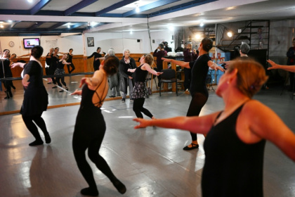 Des élèves de la ballerine et professeure de danse centenaire Evelyn Cordero, âgées de 50 à 80 ans, assistent à un cours au Conservatorio Danza Experimental de Santiago, le 19 mai 2026 au Chili - RODRIGO ARANGUA (AFP)