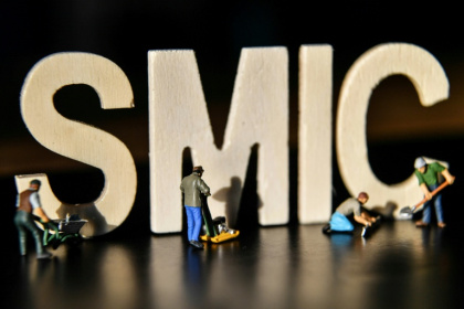 Environ 35 euros net de plus par mois pour un salarié payé au Smic: le salaire minimum augmente lundi de 2,41%, pour suivre l'inflation repartie à la hausse en raison de la guerre au Moyen-Orient - DENIS CHARLET (AFP)