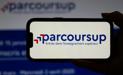 Après plus de deux mois et demi d'attente, l'heure du verdict approche: les premiers résultats de la plateforme d'inscription post-bac Parcoursup sont attendus mardi soir pour les lycéens et les étudiants en réorientation - Anna KURTH (AFP)