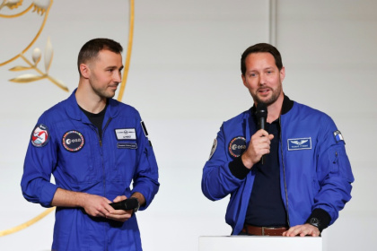 Les astronautes Thomas Pesquet (à droite) et Arnaud Prost (à gauche) à l'Elysée, le 5 février 2026 - Ludovic MARIN (AFP)