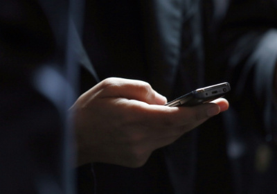 "Rangez votre téléphone lorsque vous êtes avec votre enfant. Utilisez-le uniquement lorsque c'est nécessaire, ou lorsque vous l'utilisez ensemble", demande l'autorité sanitaire suédoise - Kenzo TRIBOUILLARD (AFP)