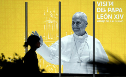 Des panneaux annonçant l'arrivée du pape Léon XIV à Madrid, le 27 mai 2026, en Espagne - Thomas COEX (AFP)