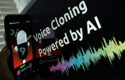 Cette image d'illustration créée le 9 juin 2023 montre un smartphone enregistrant devant un outil de clonage vocal, à Los Angeles - Chris Delmas (AFP)