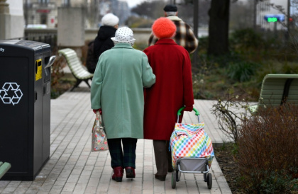 Naissances en baisse, décès en hausse... Si les tendances démographiques actuelles se poursuivent, un pic à 69,8 millions d'habitants serait atteint en France en 2037 - GERARD JULIEN (AFP)