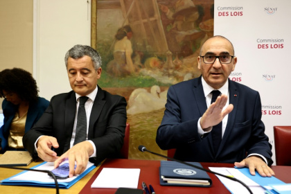 Le ministre de la Justice Gérald Darmanin (g) et le ministre de l'Intérieur Laurent Nunez (d) avant leur audition au Sénat à Paris, le 9 juin 2026 - SIMON WOHLFAHRT (AFP)