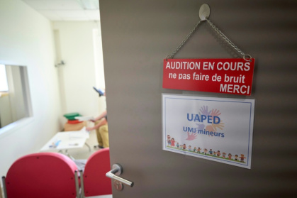 Une affiche "Audition en cours" dans l'unité UAPED (Unité d'Accueil Pédiatrique pour Enfants en Danger) dans un contexte de  maltraitance, au CHU d'Orléans, le 16 octobre 2024 dans le Loiret - Guillaume SOUVANT (AFP)