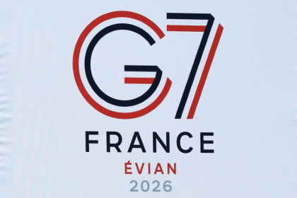 Logo du sommet du G7 affiché dans la salle de presse internationale du G7, à la veille du début de l'événement, à Publier, près d'Évian, dans l'est de la France, le 14 juin 2026 - Ludovic MARIN (AFP)
