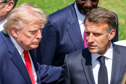Le président américain Donald Trump (g.) et le président français Emmanuel Macron discutent lors d'une photo de groupe prise dans le cadre du sommet du G7, à Evian, en Haute-Savoie, le 16 juin 2026 - Dominique JACOVIDES (AFP)