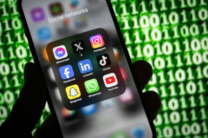 Le public au niveau mondial s'informe désormais davantage sur Facebook, YouTube ou TikTok que via les médias traditionnels - Nicolas ASFOURI, Lionel BONAVENTURE, Kirill KUDRYAVTSEV, Alain JOCARD, Denis CHARLET, Fred DUFOUR (AFP)