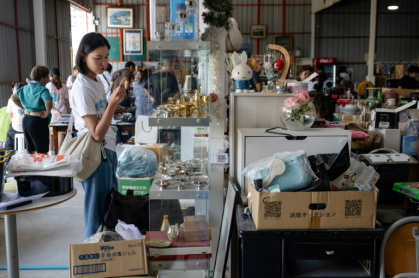 Cette photo, prise le 30 mai 2026, montre des clients en train de regarder des articles dans un magasin d'articles d'occasion japonais situé à Nonthaburi, au nord de Bangkok en Thaïlande - Lillian SUWANRUMPHA (AFP)