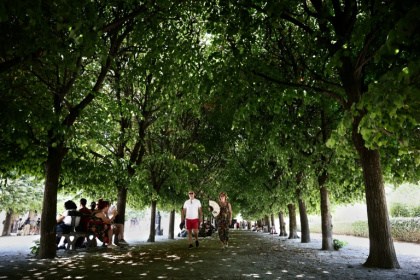 Des piétons marchent à l'ombre tout en s'éventant pour se rafraîchir lors d'une vague de chaleur au Jardin du Palais-Royal à Paris, le 21 juin 2026 - Anahide MERAYAN (AFP)